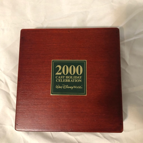 Walt Disney World 2000 Cast Holiday Celebration Pins - Picture 1 of 4